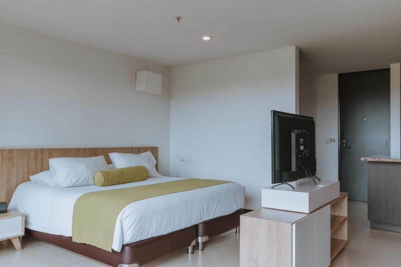 Travelers Rio Verde Living Suites Рионегро Экстерьер фото