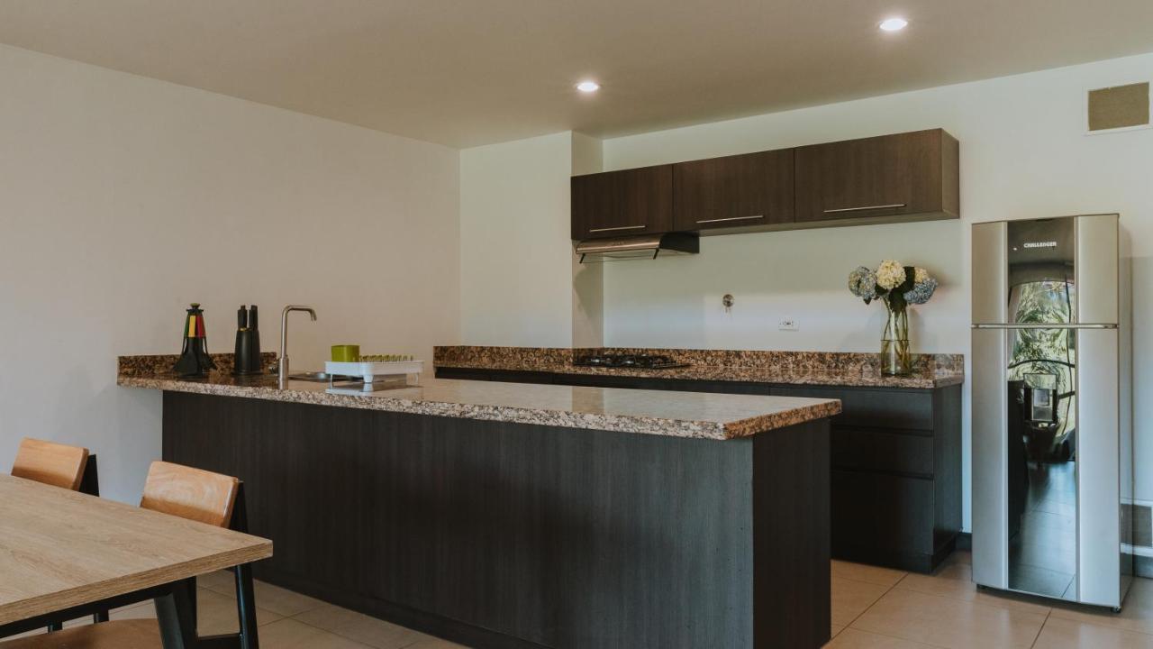Travelers Rio Verde Living Suites Рионегро Экстерьер фото